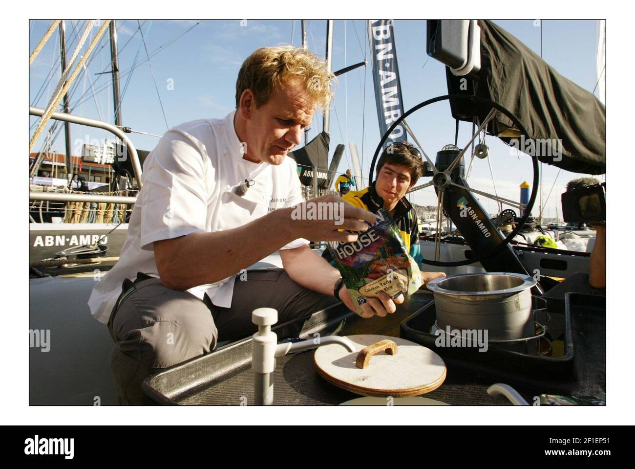 Gordon Ramsay und bowman Lucas Brun versuchen, etwas Geschmack in das Essen zu stecken, das an Bord konsumiert werden soll. Gordon Ramsey kam als Lebensmittelberater für das niederländische Team zum Team von ABN AMRO beim Volvo Ocean Race. Er wird versuchen, den Geschmack und den nutricianal Inhalt der getrockneten Lebensmittel an Bord zu verbessern. Gordon konnte das Teamrennen beim ersten in-Port-Rennen des Weltrennens in Sanxenxo an der spanischen Nordküste beobachten.Bild David Sandison 4+5/11/2005 Stockfoto