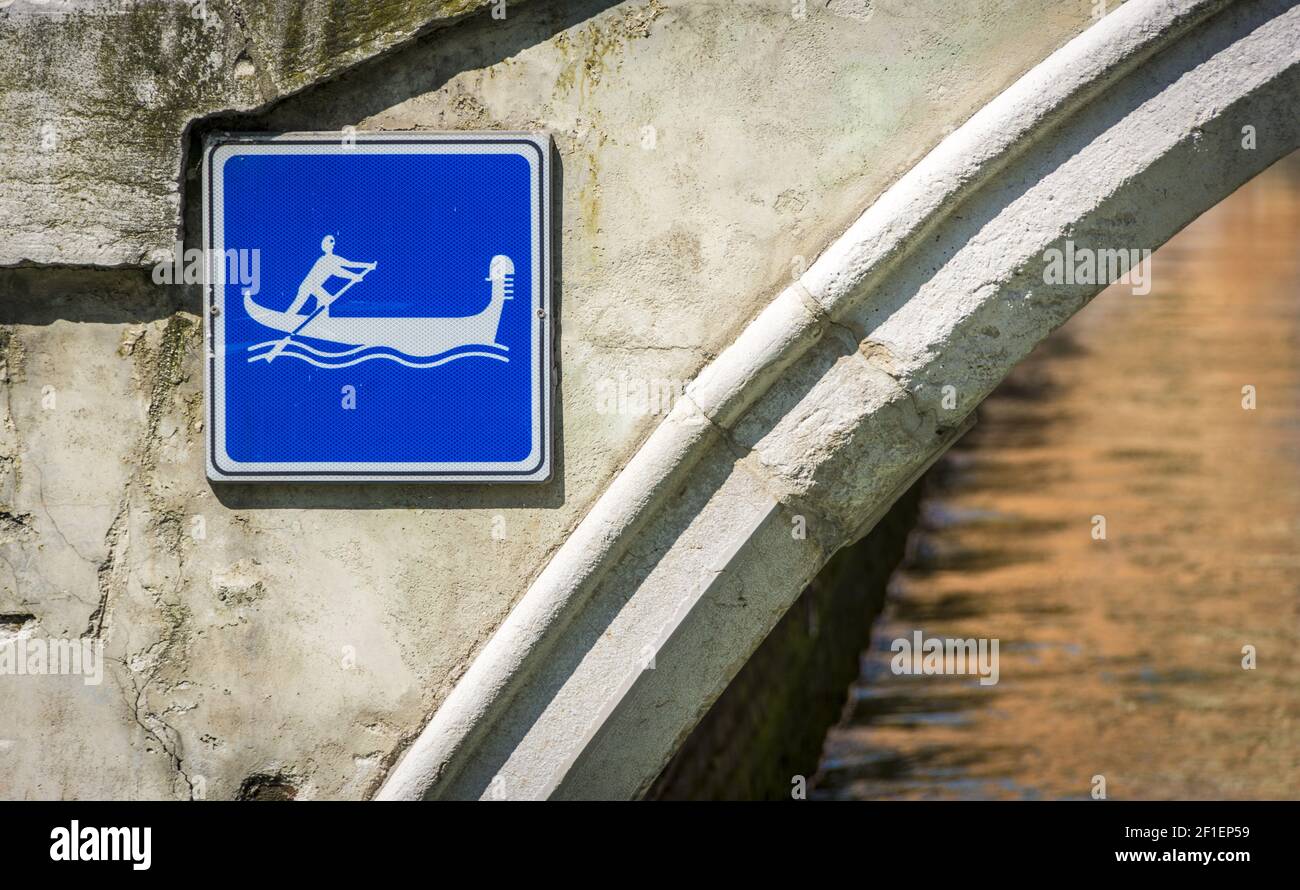 Gondelschild auf einer Brücke über den Kanal in Venedig, Italien Stockfoto