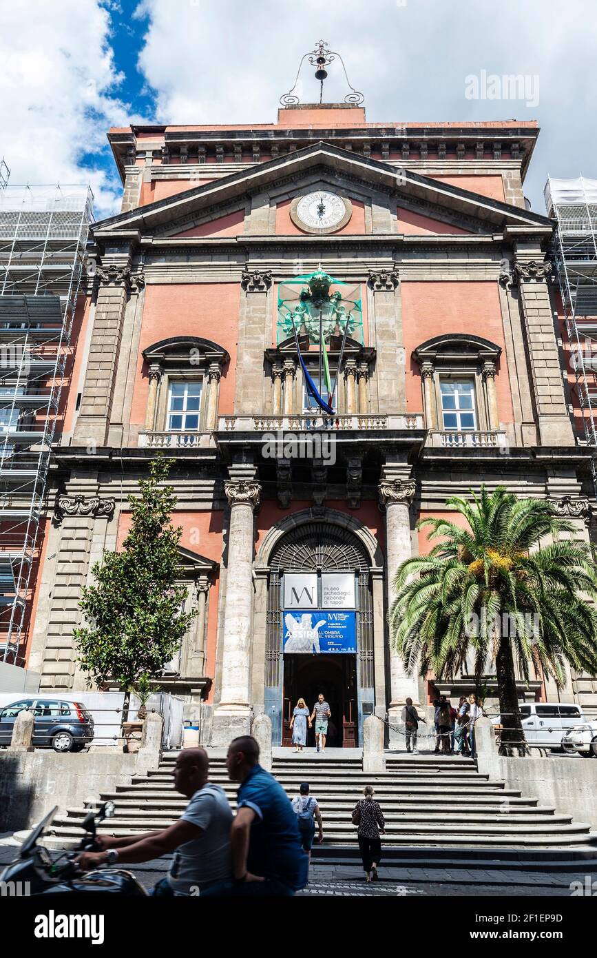 Neapel, Italien - 9. September 2019: Fassade des Nationalen Archäologischen Museums von Neapel, (Museo Archeologico Nazionale di Napoli oder MANN) und zwei m Stockfoto