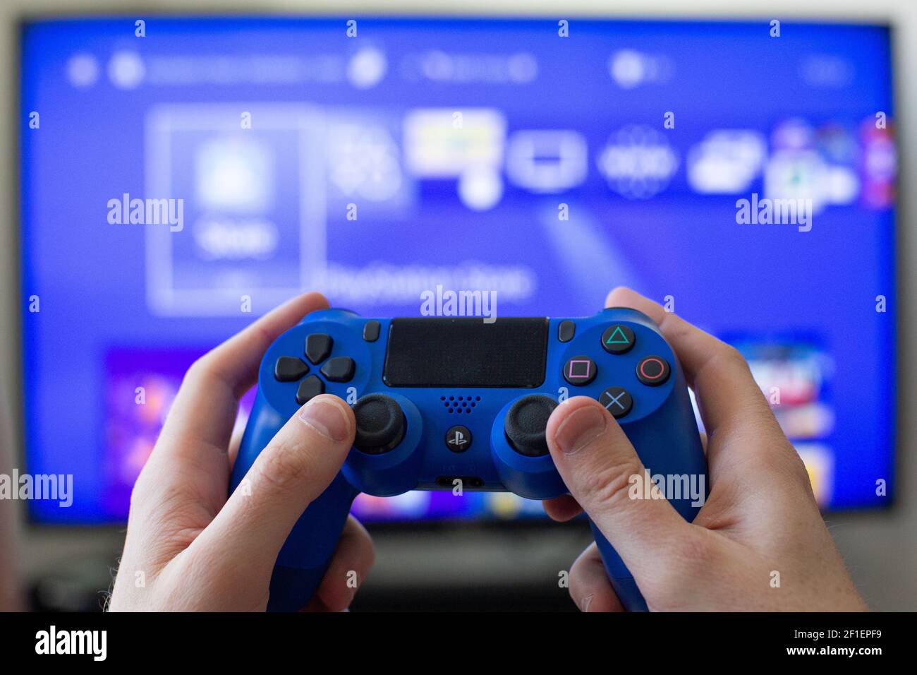 Eine Person nutzt eine PlayStation 4 (PS4), da Menschen in Großbritannien als Reaktion auf den Coronavirus-Ausbruch gezwungen werden, sich sozial zu distanzieren. Bildnachweis sollte lauten: Katie Collins/EMPICS/Alamy Stockfoto