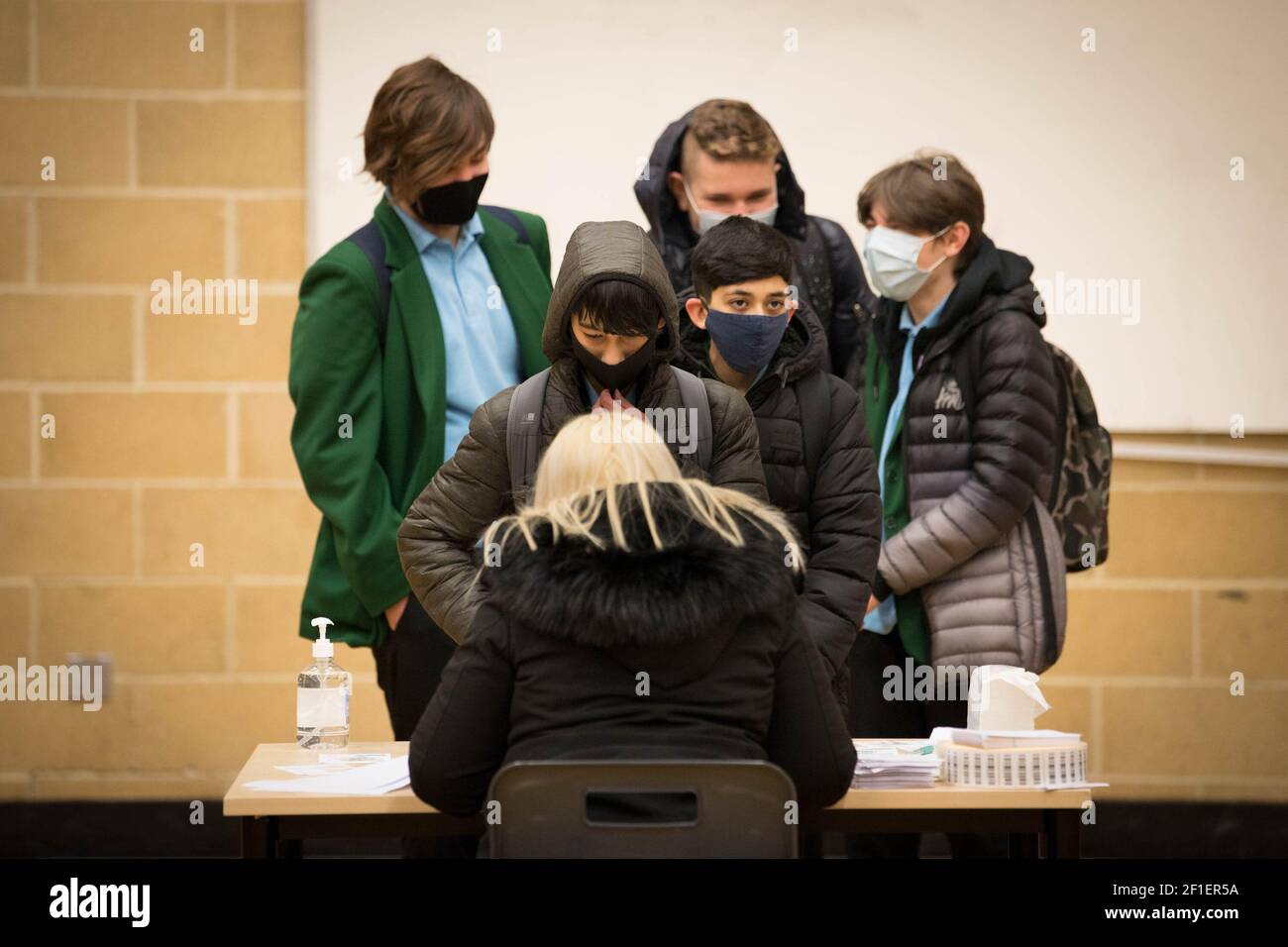 Die Schüler der Sydney Russell School, Dagenham, East London, warten darauf, auf Covid-19 getestet zu werden, da die Schüler in England zum ersten Mal nach zwei Monaten im Rahmen der ersten Stufe der Lockerung zur Schule zurückkehren. Bilddatum: Montag, 8. März 2021. Stockfoto