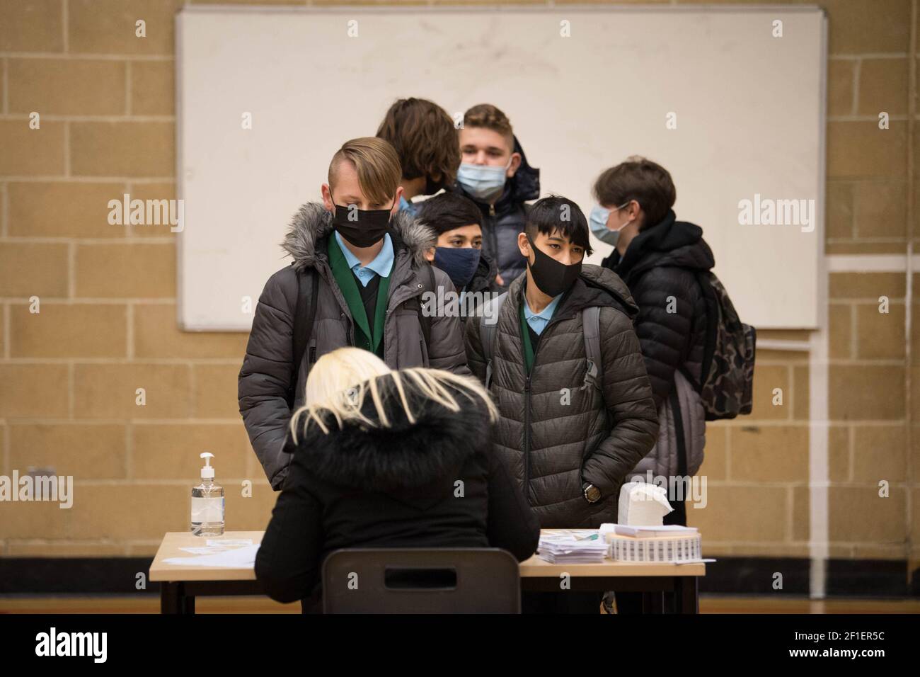 Die Schüler der Sydney Russell School, Dagenham, East London, warten darauf, auf Covid-19 getestet zu werden, da die Schüler in England zum ersten Mal nach zwei Monaten im Rahmen der ersten Stufe der Lockerung zur Schule zurückkehren. Bilddatum: Montag, 8. März 2021. Stockfoto