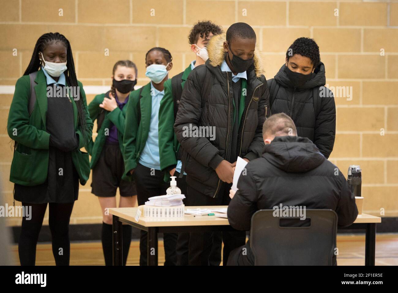 Die Schüler der Sydney Russell School, Dagenham, East London, warten darauf, auf Covid-19 getestet zu werden, da die Schüler in England zum ersten Mal nach zwei Monaten im Rahmen der ersten Stufe der Lockerung zur Schule zurückkehren. Bilddatum: Montag, 8. März 2021. Stockfoto