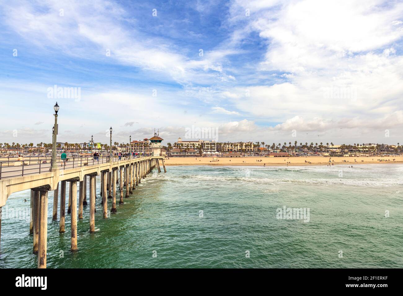 Der ikonische Huntington Beach Pier beherbergt jährlich Millionen von Touristen. Die Aussicht ist einfach wunderschön, vor allem an lebhaften sonnigen Tagen. Stockfoto