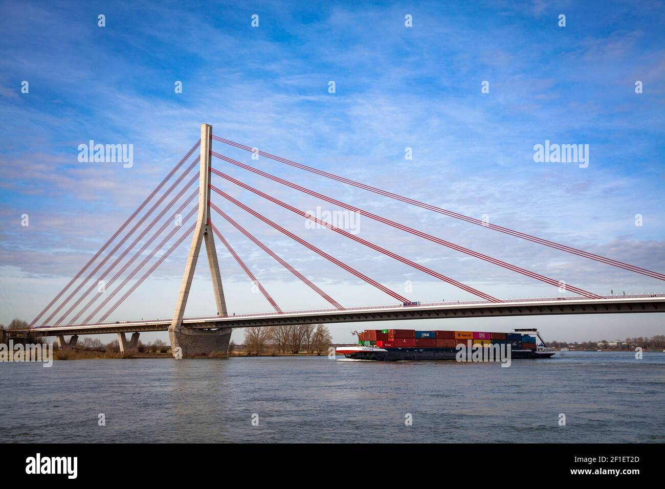 Die Niederrheinbrücke über den Rhein, Wesel, Nordrhein-Westfalen, Deutschland. Die Niederrheinbrücke über den Rhein, Wesel, Nordrhein-Westfal Stockfoto