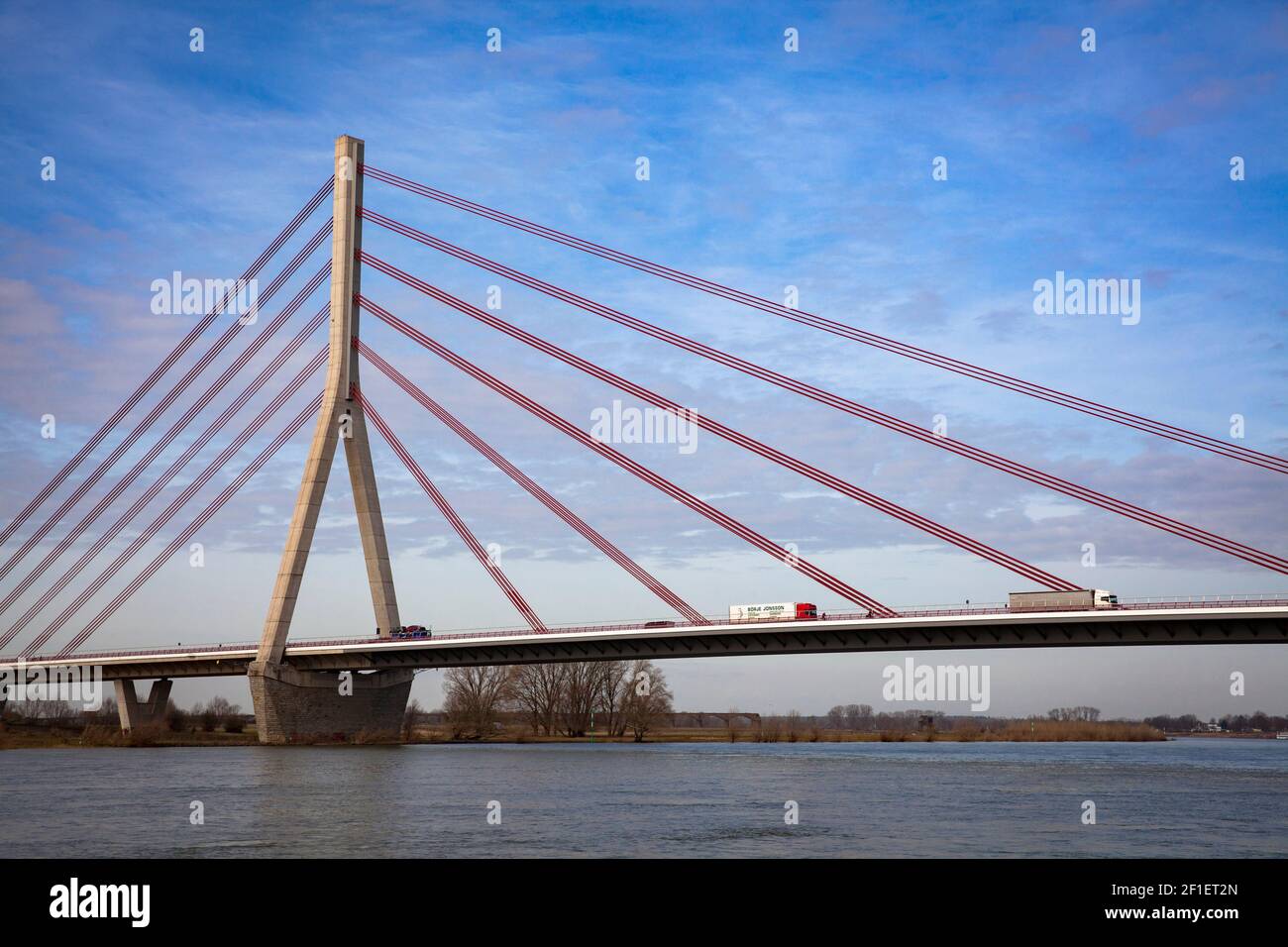 Die Niederrheinbrücke über den Rhein, Wesel, Nordrhein-Westfalen, Deutschland. Die Niederrheinbrücke über den Rhein, Wesel, Nordrhein-Westfal Stockfoto