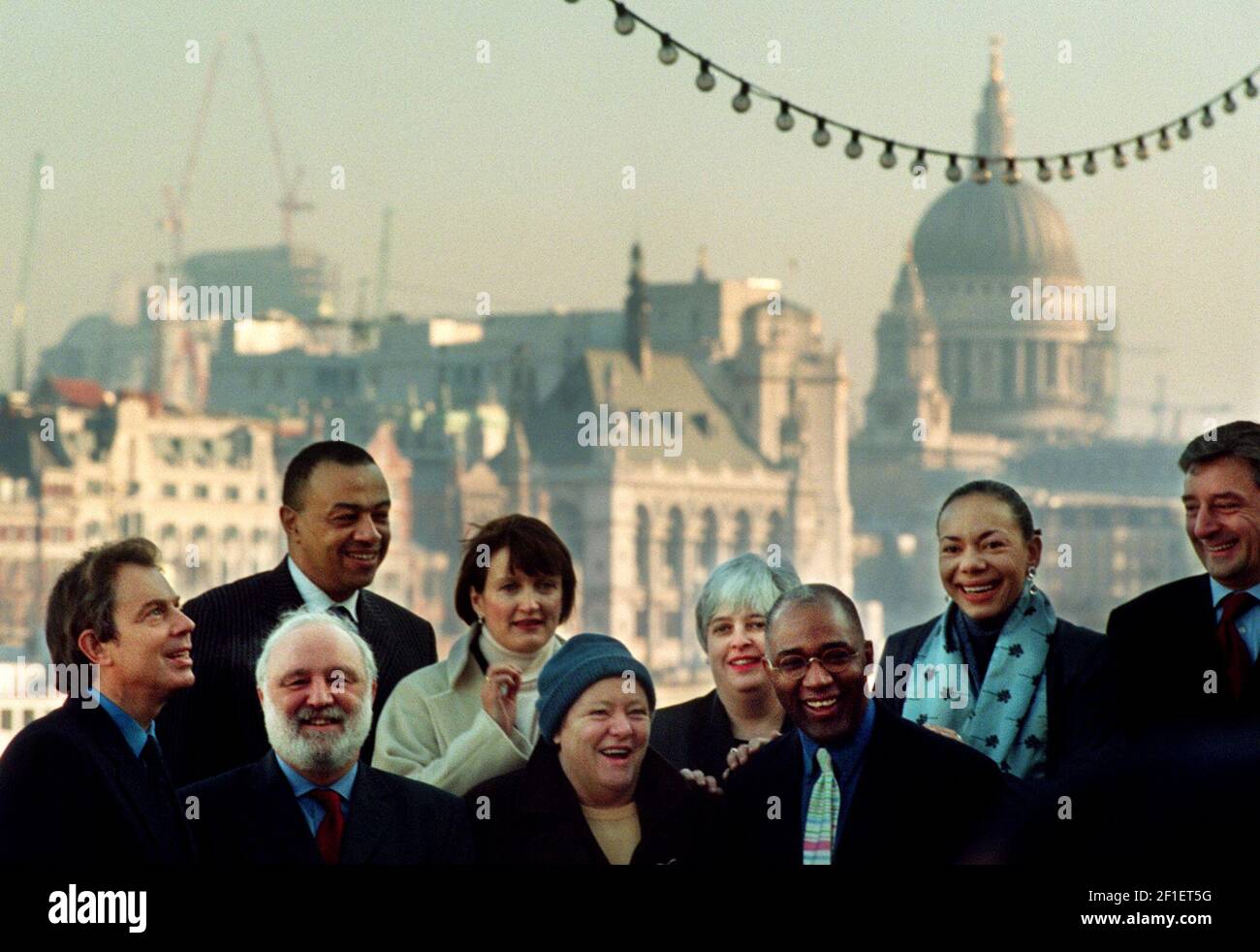 FRANK DOBSON UND SEINE UNTERSTÜTZER POSIEREN FÜR EINE FOTOZELLE AUF DER SOUTH BANK. 27/1/00. PILSTON.Frank Dobson mit seinen Unterstützern Januar 2000 einschließlich Tony Blair Mo Mowlam Trevor Philips versammeln sich auf der Southbank für eine Fotowand, um seine Kampagne zu fördern, die Labour-Partei Kandidat für London Bürgermeister Stockfoto