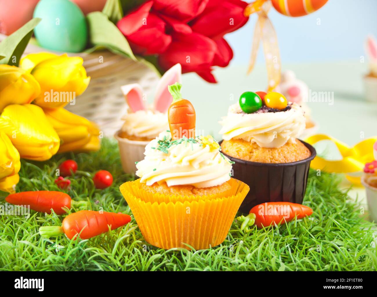 Ostern lustige Cupcakes mit Zuckerkarotte und Häschen Ohren. Osterfest Festtisch Stockfoto