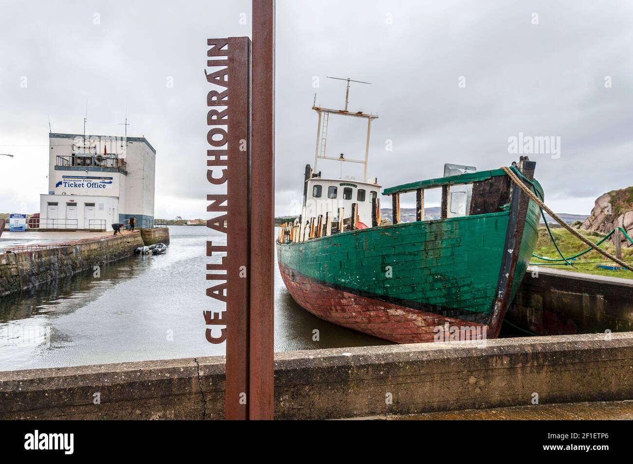 Beschilderung und Fischerboot im Hafen von Burtonport, County Donegal, Irland Stockfoto