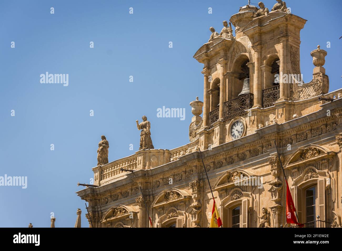 Uhrenturm auf der Plaza Mayor von Salamanca, Spanien. Außenaufnahme aus dem öffentlichen Stockwerk. Stockfoto