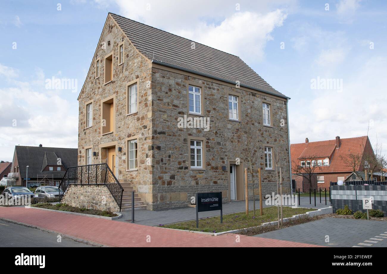 Haren, Deutschland. März 2021, 08th. Ansicht des Museums 'Inselmühle'. Haren (Ems) wurde von 1945 bis 1948 von Polen besetzt, obwohl Polen selbst keine Besatzungsmacht in Deutschland war. Haren' wurde drei Jahre lang 'Maczków'. Wie das zustande kam und wie das Leben in dieser polnischen Enklave war, beleuchtet die Ausstellung 'Haren/Maczków 45/48'. Kredit: Friso Gentsch/dpa/Alamy Live Nachrichten Stockfoto