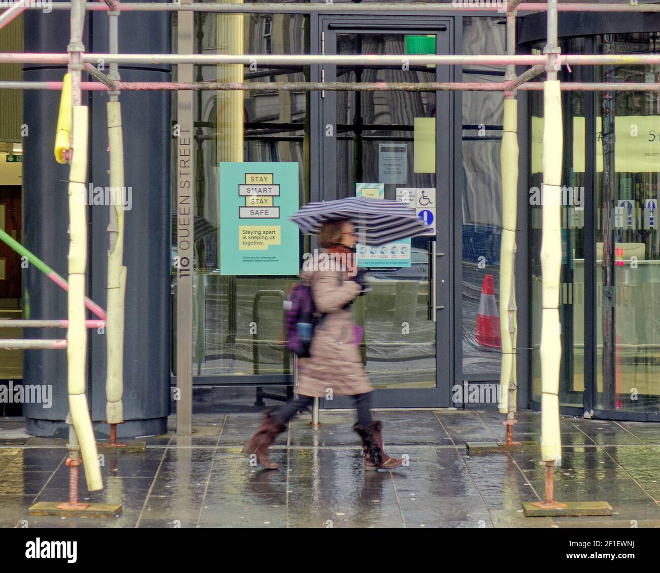 Glasgow, Schottland, Großbritannien. März 2021, 8th. UK Wetter: Regen und Wind mit mehr zu kommen in der Innenstadt, die von Menschen leer ist, auch ohne das Wetter. Quelle: Gerard Ferry/Alamy Live News Stockfoto