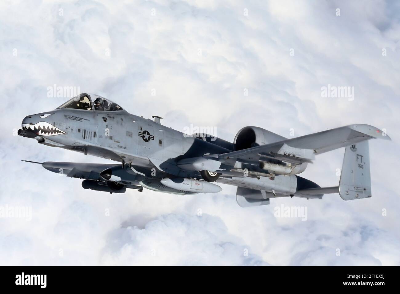 Ein Flugzeug der US Air Force A-10 Thunderbolt II Warhog, das dem 75th Fighter Squadron zugewiesen wurde, bricht ab, nachdem es von einem KC-135 Stratotanker-Flugzeug aufgetankt wurde, auf dem Weg zur Ausübung der Roten Flagge im Nevada Testbereich am 5. März 2021 über Oklahoma. Stockfoto