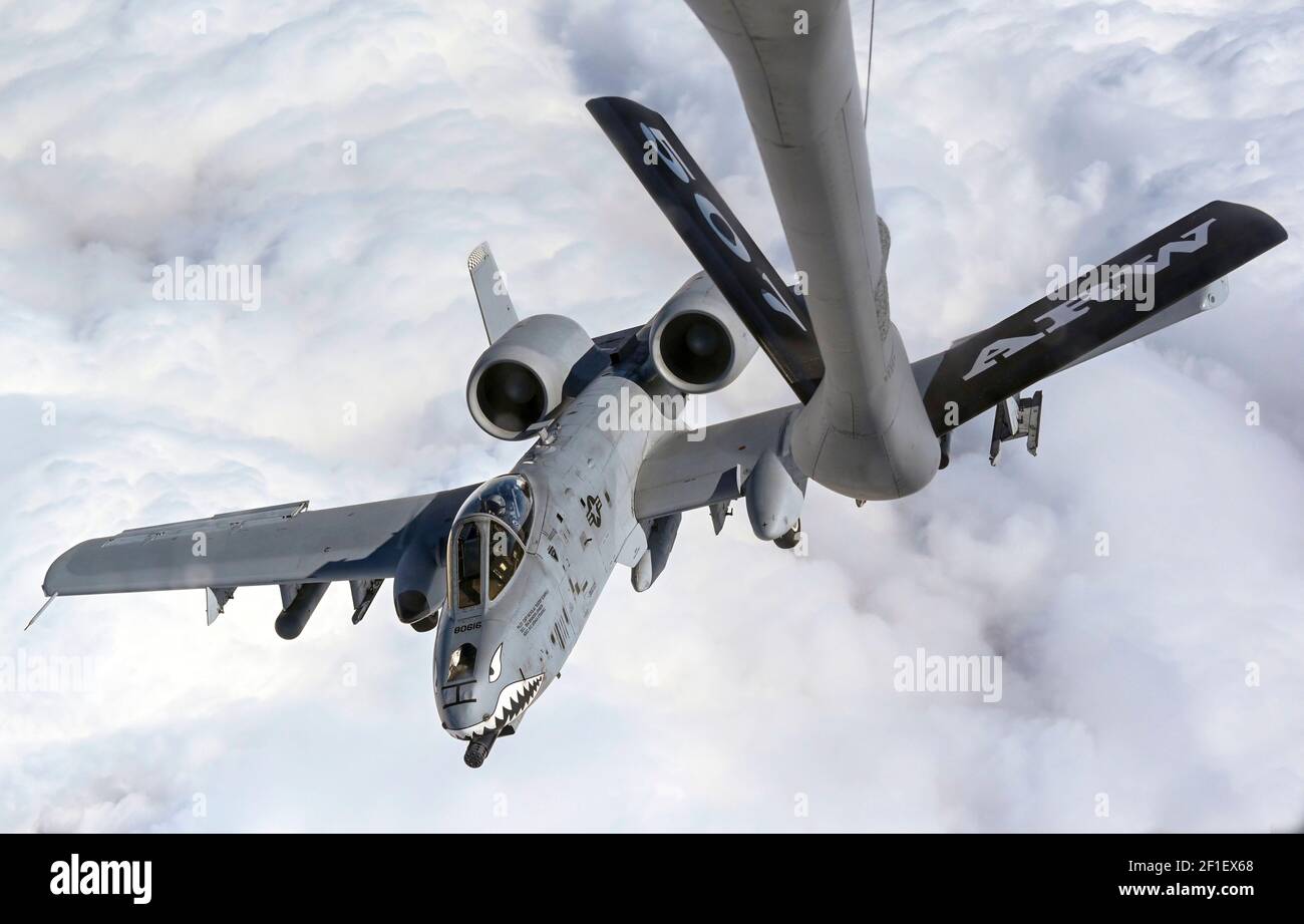 Ein Flugzeug der US Air Force A-10 Thunderbolt II Warhog, das dem 75th Fighter Squadron zugewiesen wurde, betankt von einem KC-135 Stratotanker Flugzeug auf ihrem Weg zur Ausübung der Roten Flagge auf dem Nevada Testbereich 5. März 2021 über Oklahoma. Stockfoto