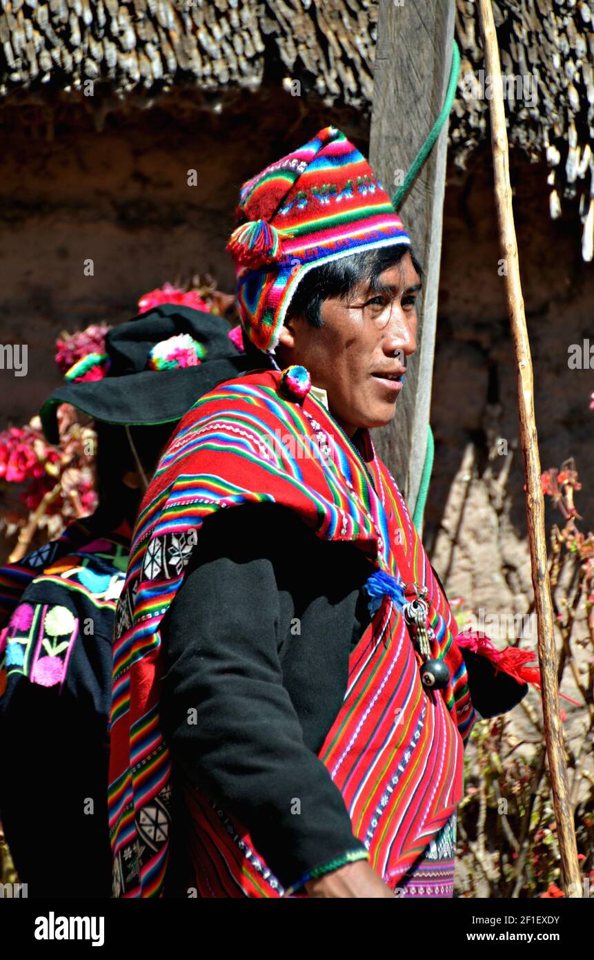 Einheimischer Tänzer der Folkloregruppe Danza Negritos de Taquile mit traditioneller Tracht auf dem Hauptplatz der Isla Taquile in Puno, Peru. Stockfoto