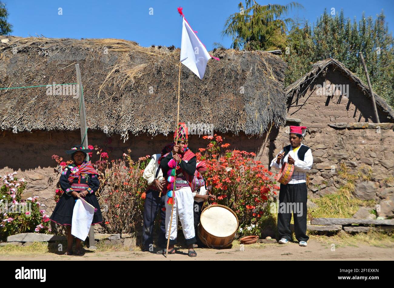 Einheimische Tänzer der Folkloregruppe Danza Negritos de Taquile mit traditionellen Kostümen auf dem Hauptplatz der Isla Taquile in Puno, Peru. Stockfoto