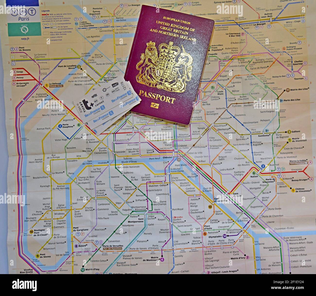 Ein Paris Metro & RER Express Zug Plan mit Carnet Tickets und ein UK-Pass  Stockfotografie - Alamy