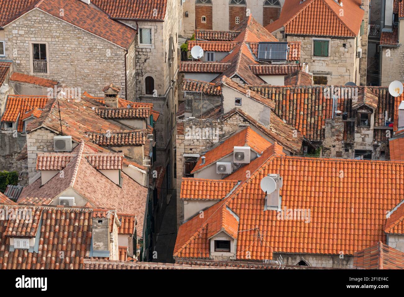 Nahaufnahme der roten Dächer der Altstadt von Split Stockfoto