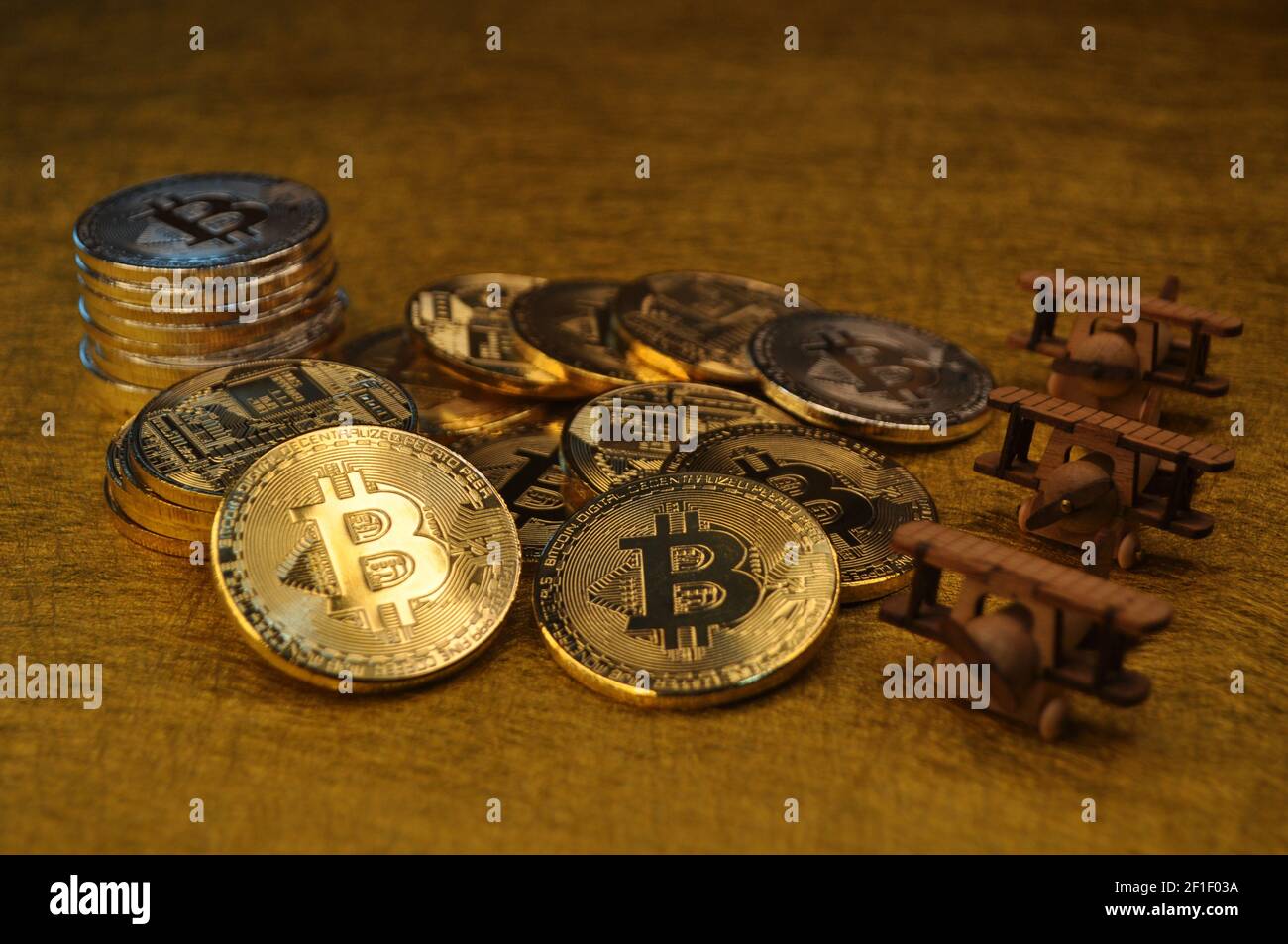 Makro-Ansicht von Gold und Silber Farbe glänzende Münzen mit Bitcoin-Symbol Stockfoto