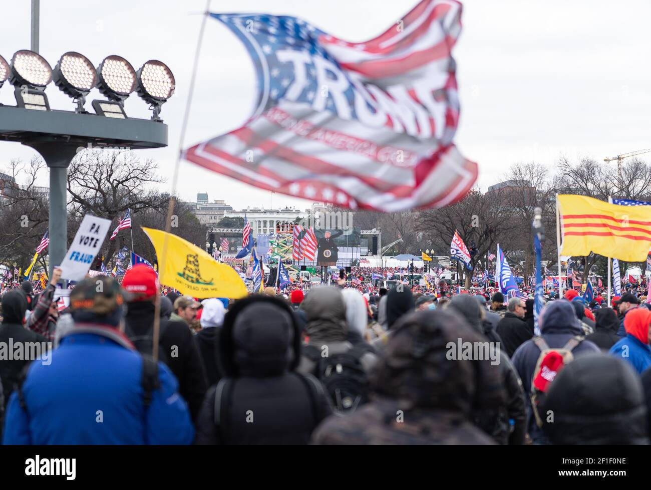 Unterstützer von US-Präsident Donald Trump greifen gewaltsam das US-Kapitolgebäude an, um die Stimmenzählung bei den Wahlen 2020 zu stoppen. Stockfoto