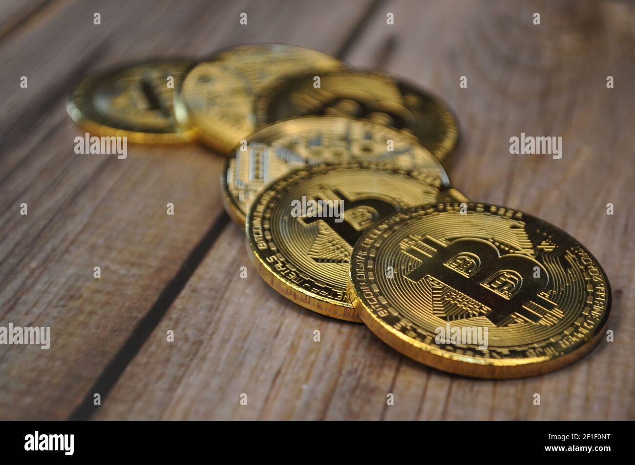 Makro-Ansicht von Gold und Silber Farbe glänzende Münzen mit Bitcoin-Symbol Stockfoto