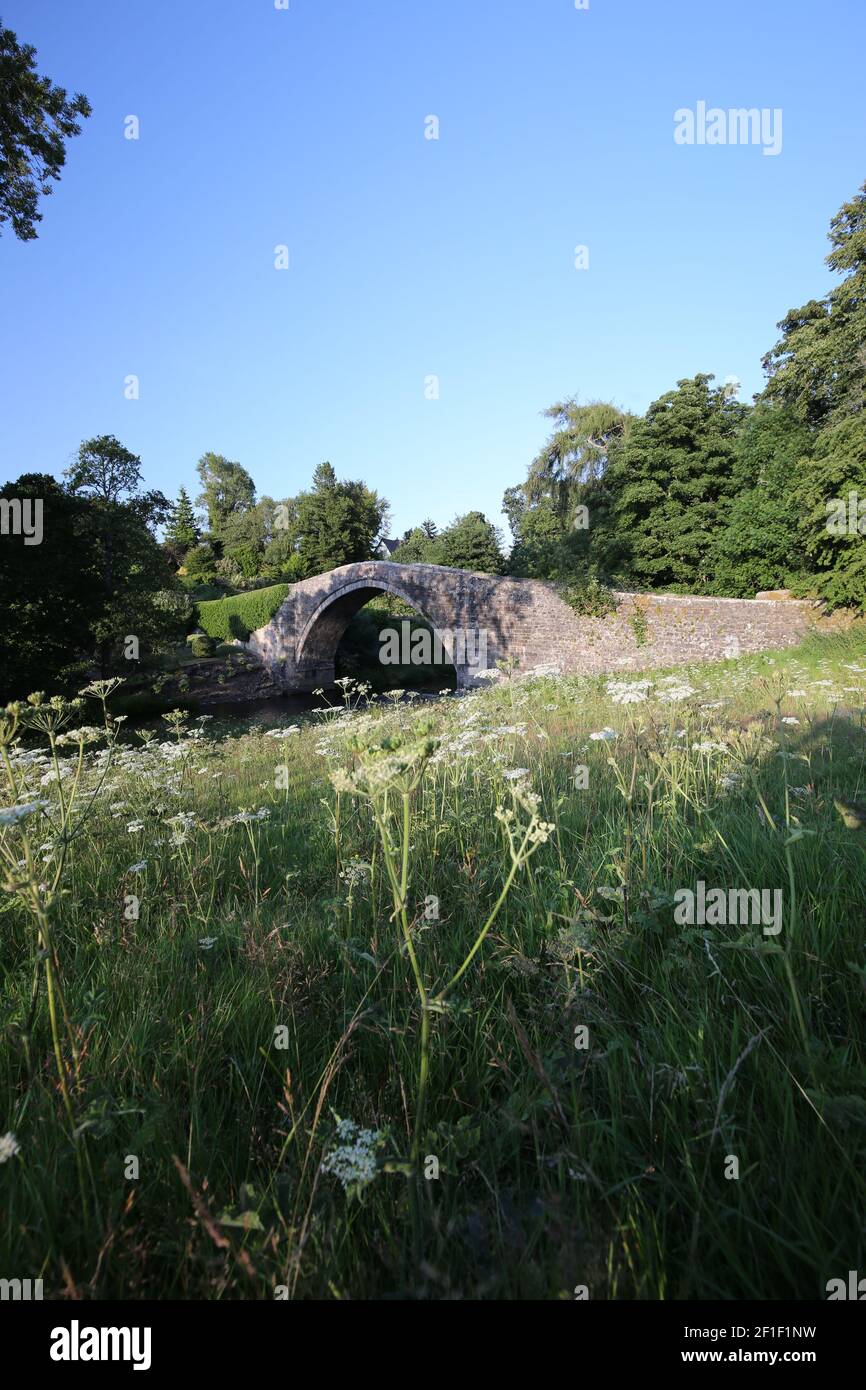 Die Brig o Doon, Alloway, South Ayrshire, Schottland, UK.Manchmal auch als Auld Brig oder Old Bridge of Doon, ist eine spätmittelalterliche Brücke und eine Kategorie-A-Struktur und ist die ursprüngliche 15th-Jahrhundert-Kopfsteinpflaster-Brücke. Es wurde im Robert Burns Gedicht "The Tale of Tam o Shanter" verewigt.unterhalb der Brücke befinden sich die gepflegten Gärten des Brig o Doon Hotels Stockfoto