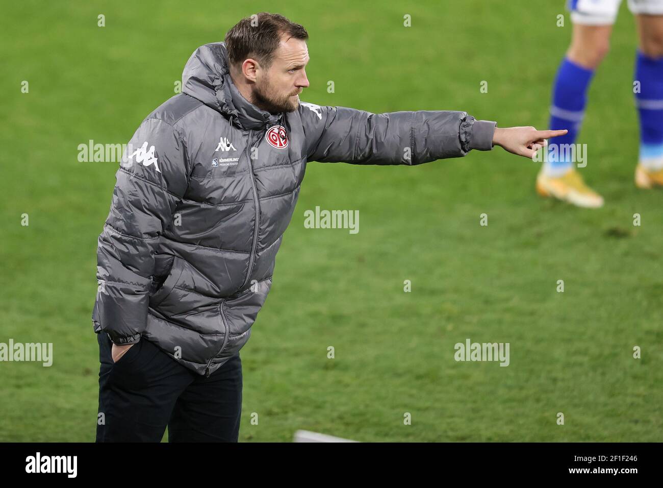 Trainer Bo SVENSSON (MZ), Geste, Gestik, Fußball 1st Bundesliga, Spieltag 24th, FC Schalke 04 (GE) - FSV FSV FSV Mainz 05 (MZ) 0: 0, am 5th. März 2021 in Gelsenkirchen. Foto: Juergen Fromme/firosportphoto/Pool via FOTOAGENTUR SVEN SIMON # die DFL-Bestimmungen verbieten die Verwendung von Fotografien als Bildsequenzen und/oder quasi-Video # redaktionelle Verwendung # Nationale und Internationale Nachrichtenagenturen WELTWEIT ZUR Nutzung Stockfoto