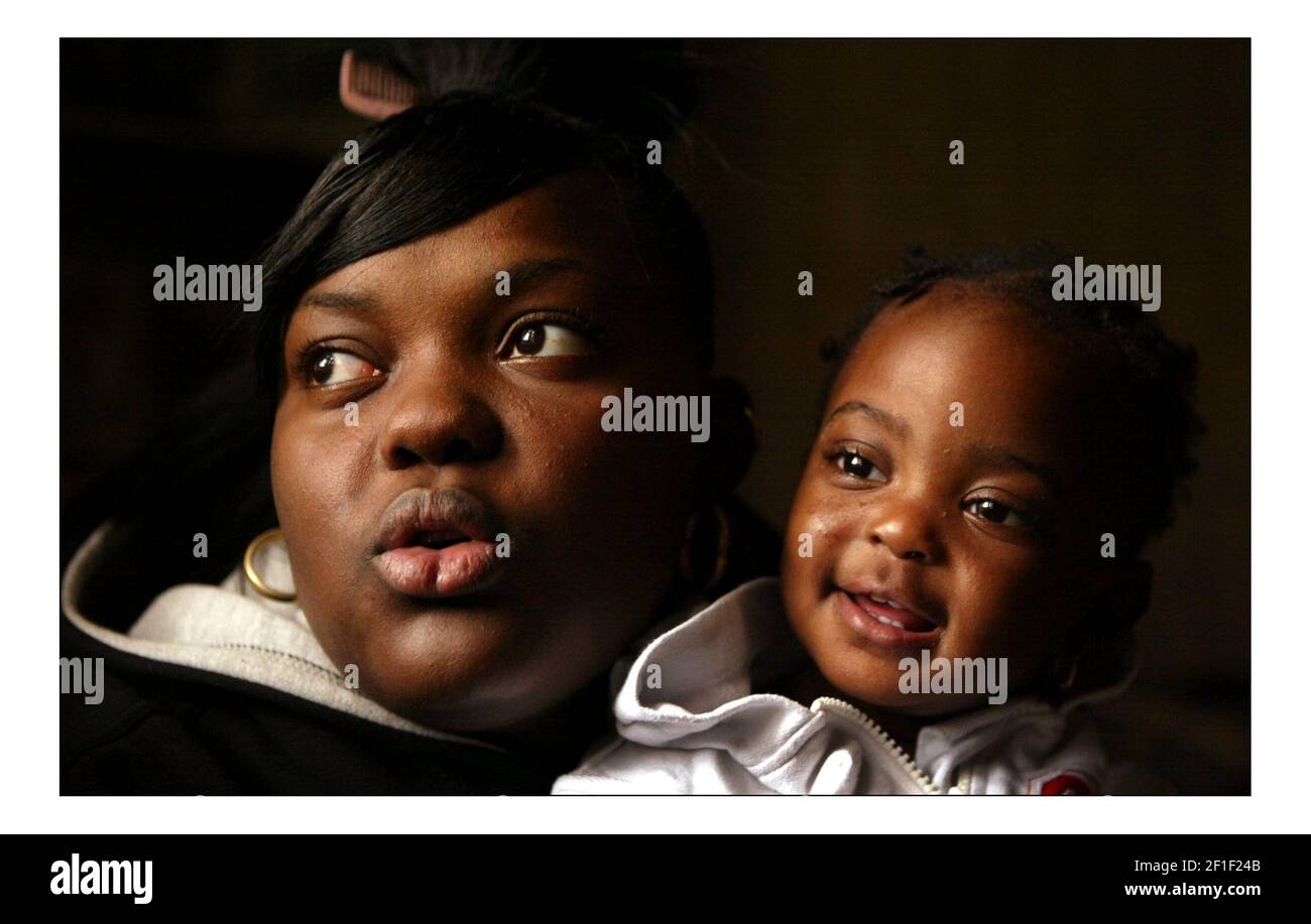 Teenagermutter Renee Mc Farlane 18 mit ihrer Tochter Serena Harde 16 Monate zu Hause in Süd-London.pic David Sandison 29/10/2004 Stockfoto