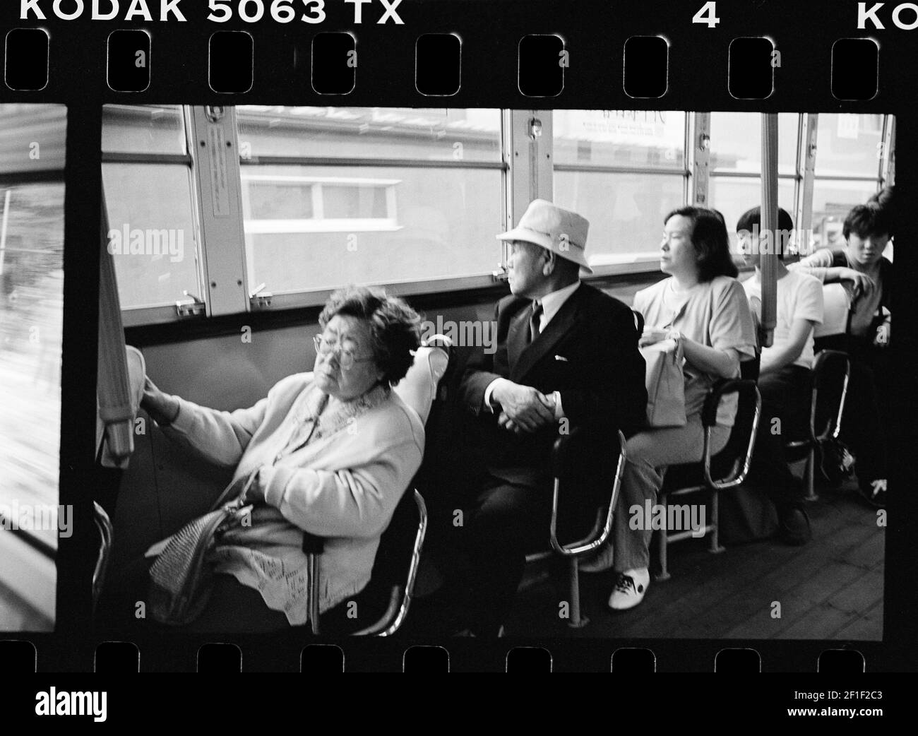 Ältere Menschen in einem Bus Hiroshima, Japan. Stockfoto