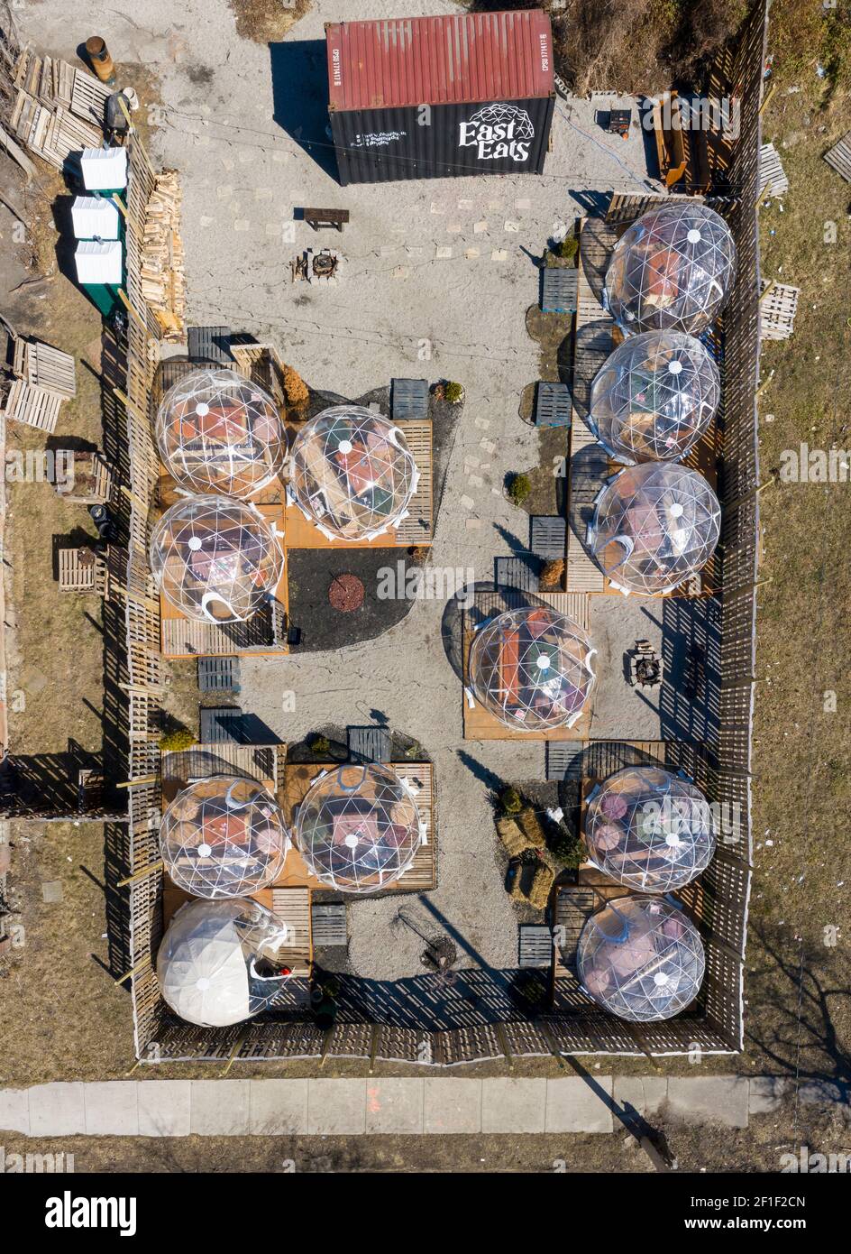 Detroit, Michigan: East Eats ist ein Restaurant im Freien mit geodätischen Kuppeln, das für die Ära der Covid-19 entworfen wurde. Das Restaurant befindet sich auf einem ehemaligen vaca Stockfoto