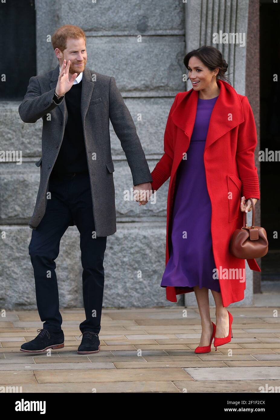 Der britische Prinz Harry, Herzog von Sussex und Meghan, Herzogin von Sussex, grüßen die Menge vor dem Rathaus in Birkenhead, Großbritannien, am 14. Januar 2019. Stockfoto