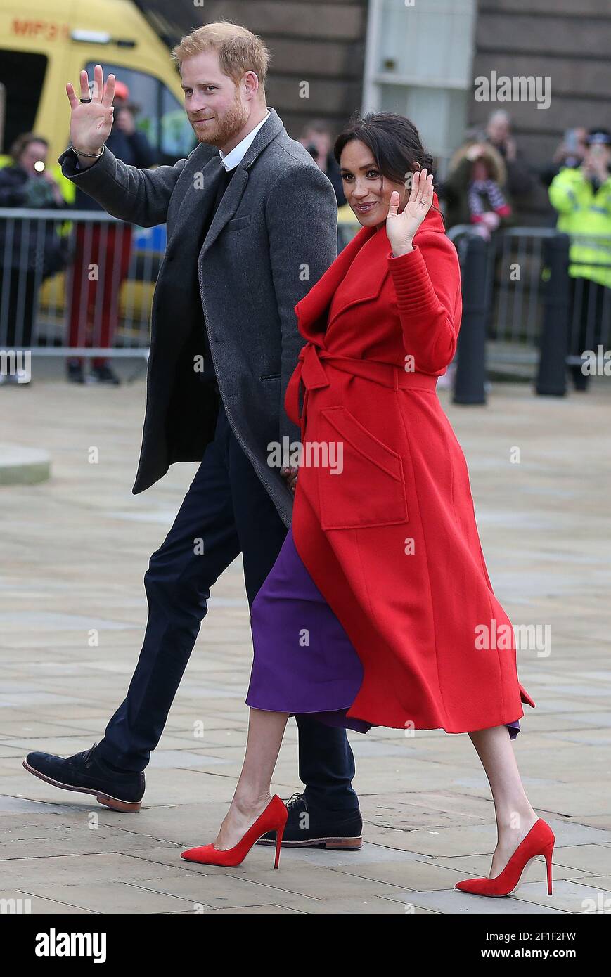 Der britische Prinz Harry, Herzog von Sussex und Meghan, Herzogin von Sussex, grüßen die Menge vor dem Rathaus in Birkenhead, Großbritannien, am 14. Januar 2019. Stockfoto