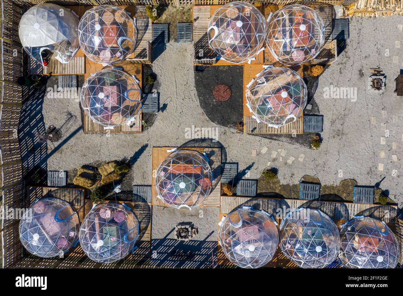 Detroit, Michigan: East Eats ist ein Restaurant im Freien mit geodätischen Kuppeln, das für die Ära der Covid-19 entworfen wurde. Das Restaurant befindet sich auf einem ehemaligen vaca Stockfoto