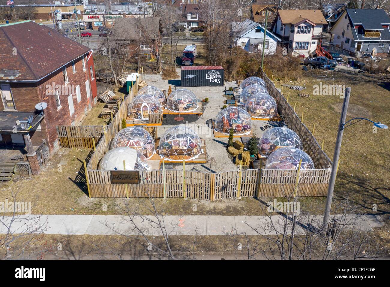 Detroit, Michigan: East Eats ist ein Restaurant im Freien mit geodätischen Kuppeln, das für die Ära der Covid-19 entworfen wurde. Das Restaurant befindet sich auf einem ehemaligen vaca Stockfoto