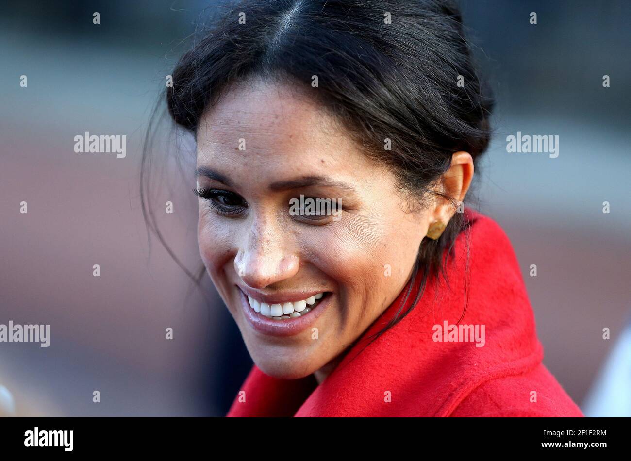 Der britische Prinz Harry, Herzog von Sussex und Meghan, Herzogin von Sussex, grüßen die Menge vor dem Rathaus in Birkenhead, Großbritannien, am 14. Januar 2019. Stockfoto