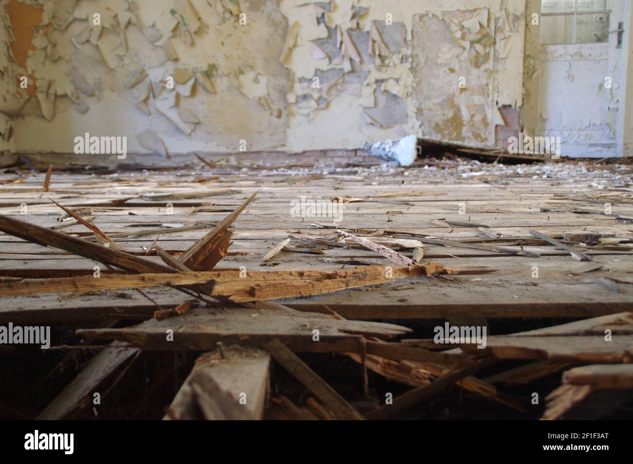Alte verlassene Haus innen. Ruinen des Gebäudes mit beschädigten Boden. Stockfoto