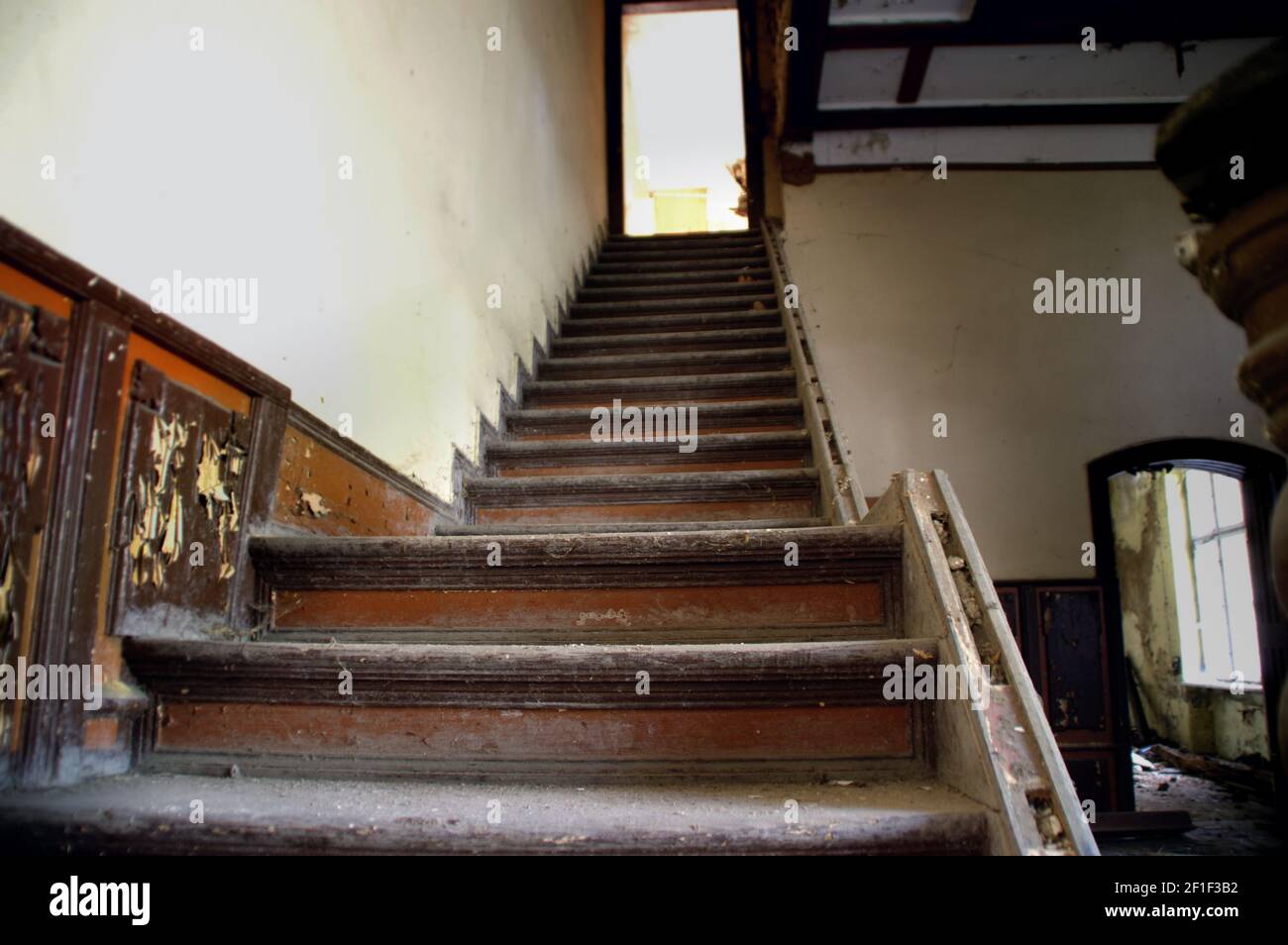 Ruinen des Gebäudes mit beschädigten Treppen. Alte verlassene Haus innen. Stockfoto