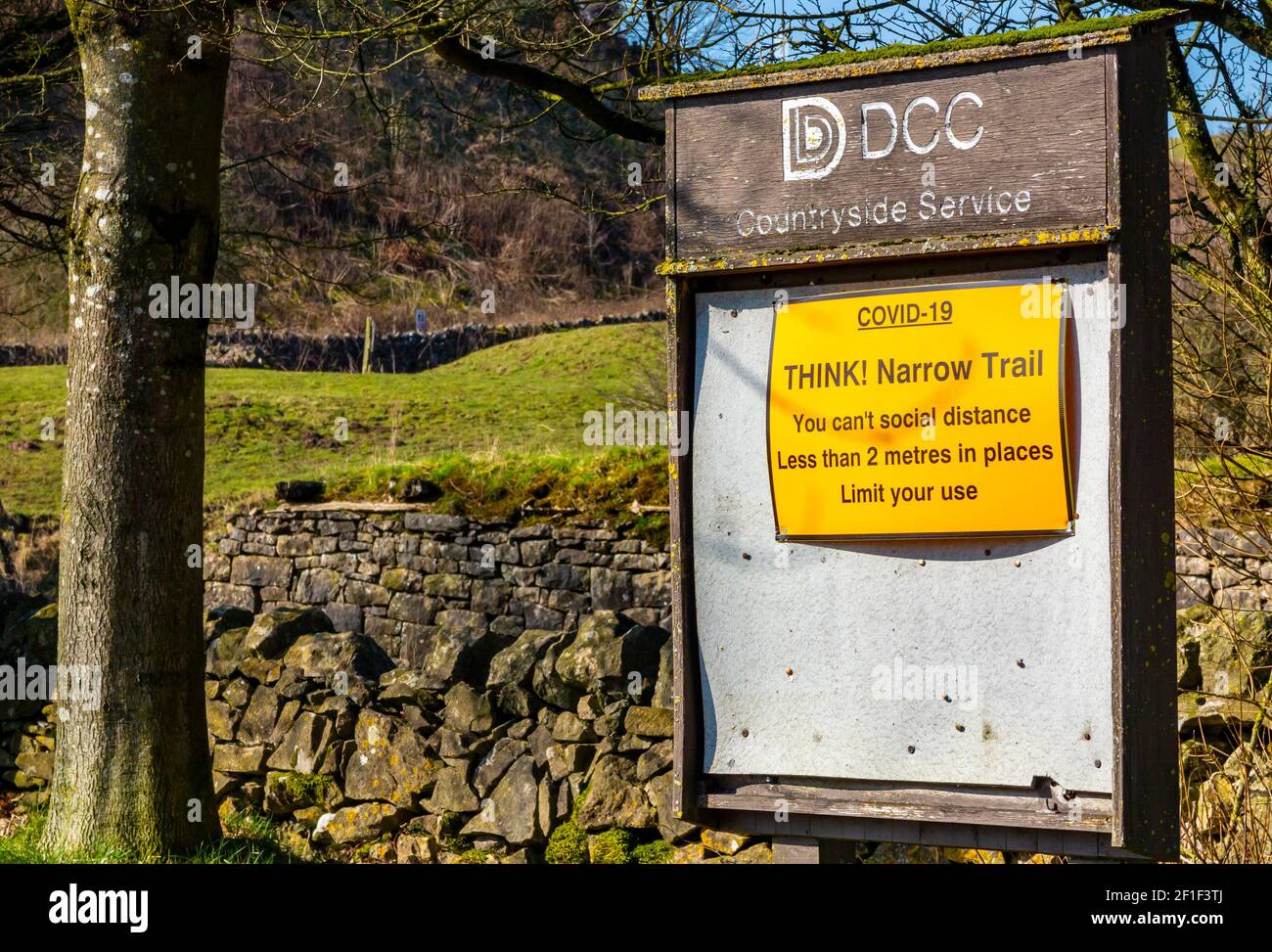 Warnschild über Covid 19 soziale Distanzierung auf dem High Peak Trail in Middleton Top Derbyshire Peak District England Großbritannien während der Pandemie 2021 genommen. Stockfoto