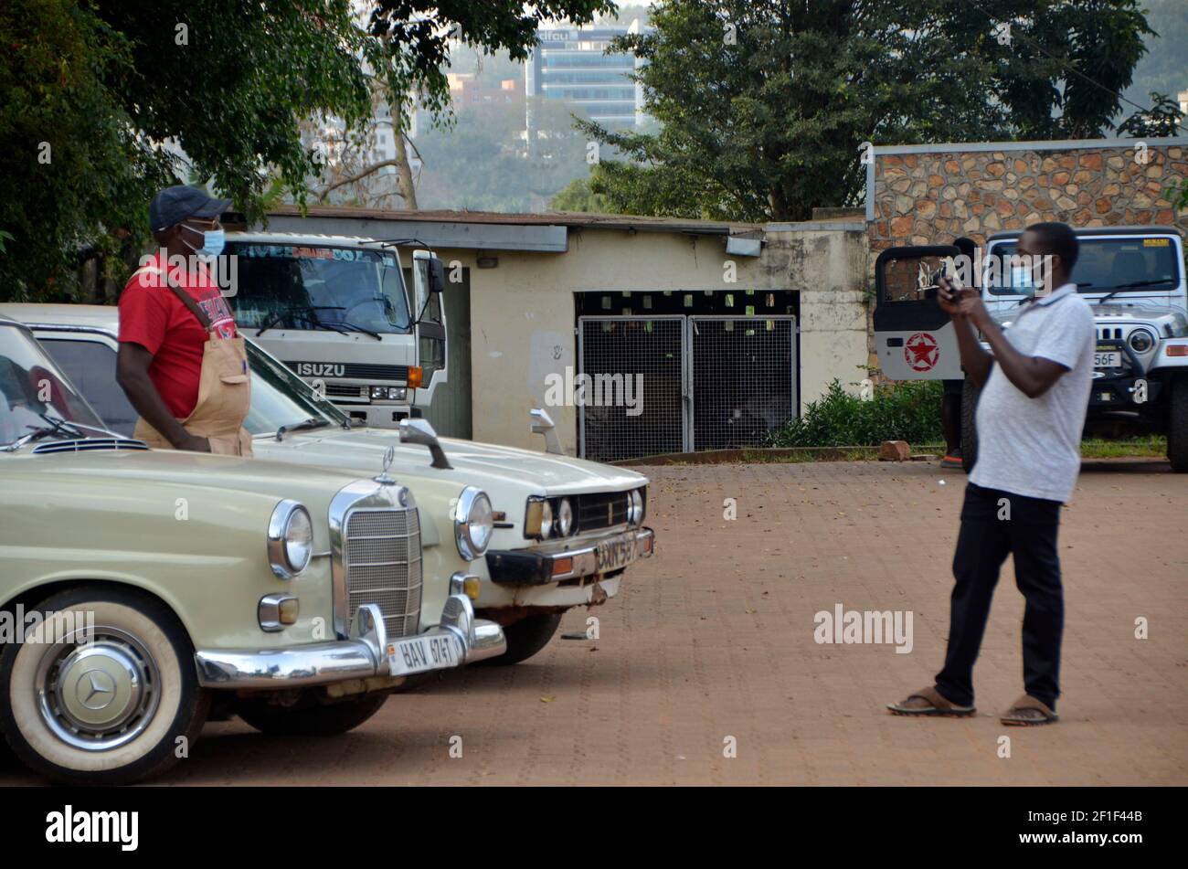 Kampala, Uganda. März 2021, 8th. Menschen fotografieren auf einer Automobilausstellung in Kampala, Uganda, 8. März 2021. In Kampala fand eine Show mit über 40 Oldtimern und Oldtimern statt. Quelle: Nicholas Kajoba/Xinhua/Alamy Live News Stockfoto