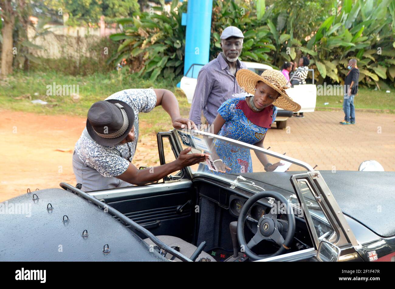 Kampala, Uganda. März 2021, 8th. Die Menschen sehen ein Automobil, das auf einer Ausstellung in Kampala, Uganda, am 8. März 2021 ausgestellt ist. In Kampala fand eine Show mit über 40 Oldtimern und Oldtimern statt. Quelle: Nicholas Kajoba/Xinhua/Alamy Live News Stockfoto