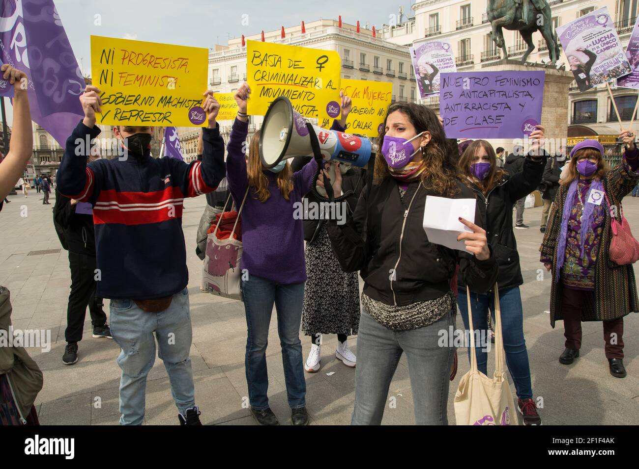 Trotz des Verbots der Regierungsdelegation der Märsche, die heute in Madrid für 8-M aufgerufen wurden, haben sich mehrere Dutzend Menschen in der Puerta del Sol konzentriert. Für Pan y Rosas, eine linksgerichtete feministische Gruppe, die zum Ungehorsam aufrief, wurde die Konzentration auf 12 km bei Kilometer Null der Hauptstadt genannt. Abgesehen von der Einberufung in Sol hatte diese Gruppe Ratschläge über soziale Netzwerke verbreitet, falls eine der Frauen verhaftet wurde. Stockfoto