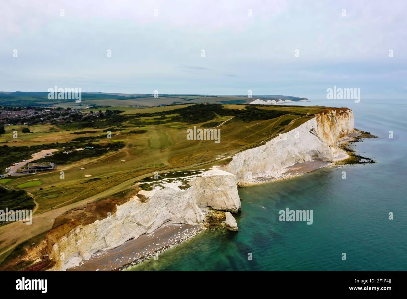 Wunderschöne Klippen und Blick auf das Meer, dramatische Klippen Luftaufnahme Stockfoto