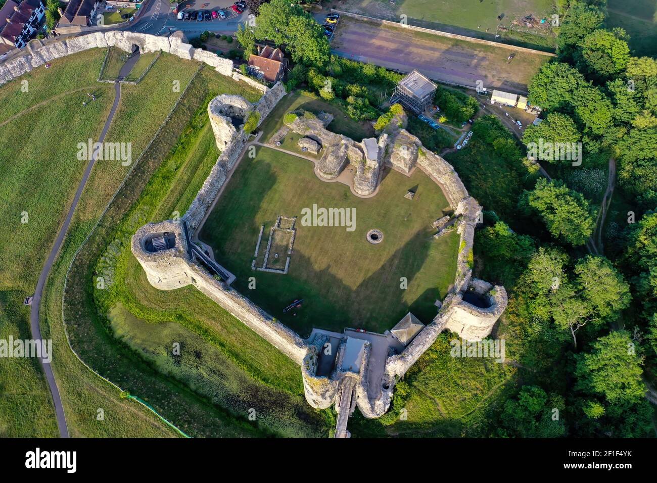Luftaufnahme mit Blick auf ein altes Schlossgelände und Graben Stockfoto