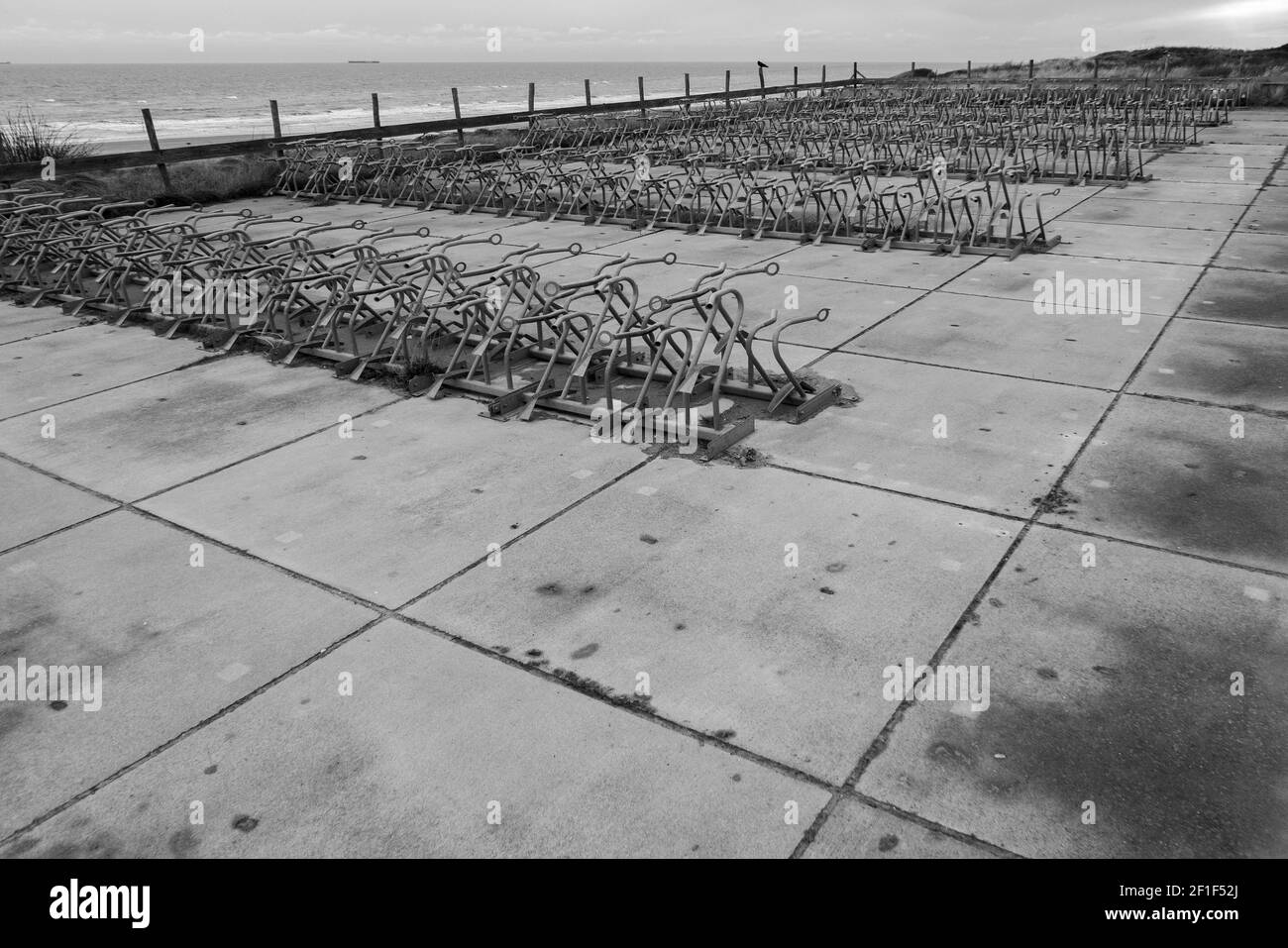 Leerer Fahrradparkplatz in der Nähe des Strandes. Stockfoto