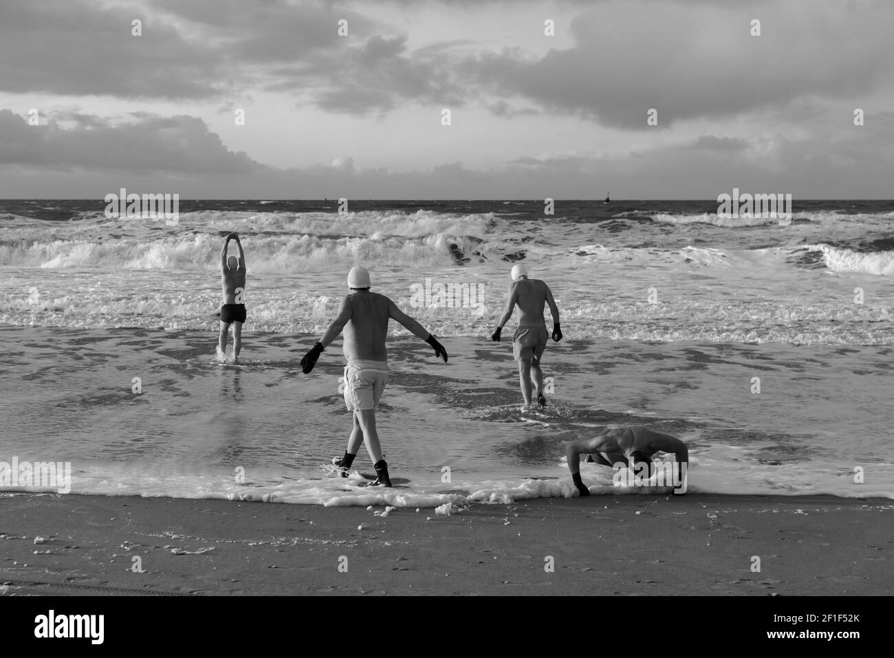 Eine Gruppe von Schwimmern trainieren, bevor sie das kalte Wasser des Meeres betreten. Stockfoto
