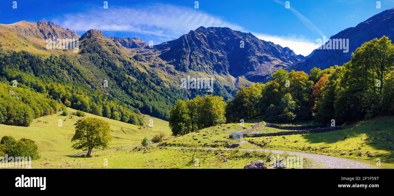 Panoramablick auf die Berge, die das wunderschöne Tal der Artiga de Lin im Aran-Tal umgeben, Katalonien, Spanien Stockfoto