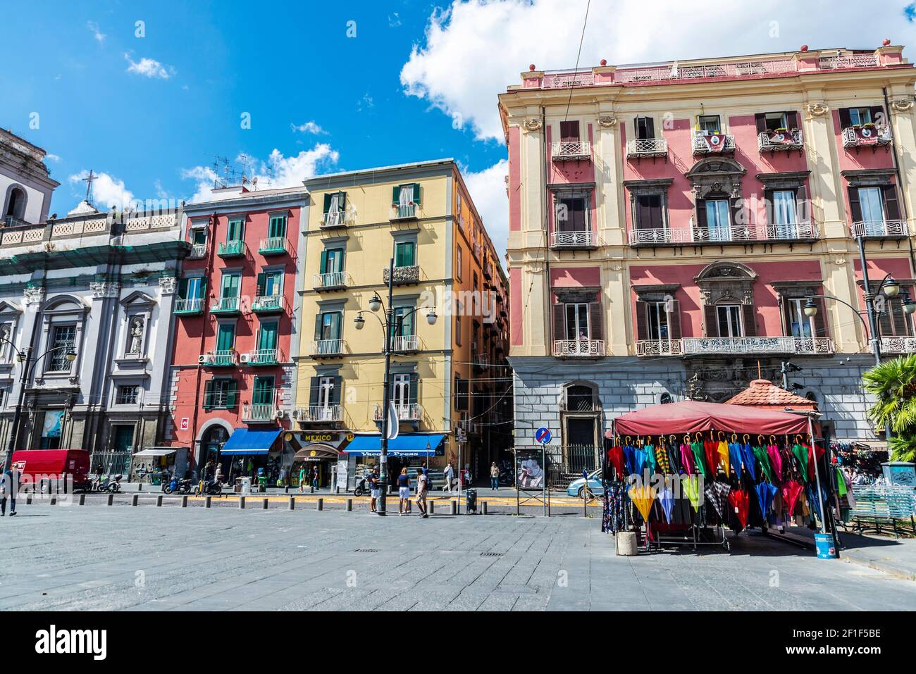 Neapel, Italien - 9. September 2019: Piazza Dante, großer öffentlicher Platz mit Menschen um und mit einem Kiosk Verkauf von farbigen Schirmen in der historischen c Stockfoto