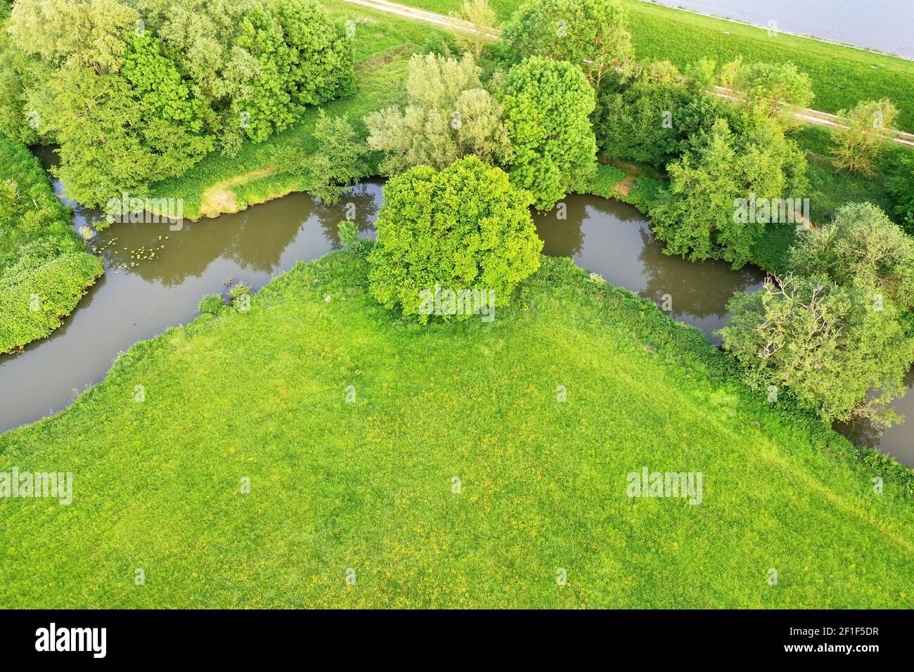 Luftaufnahme eines gewundenen Flusses, britisches Landschaftskonzept Stockfoto