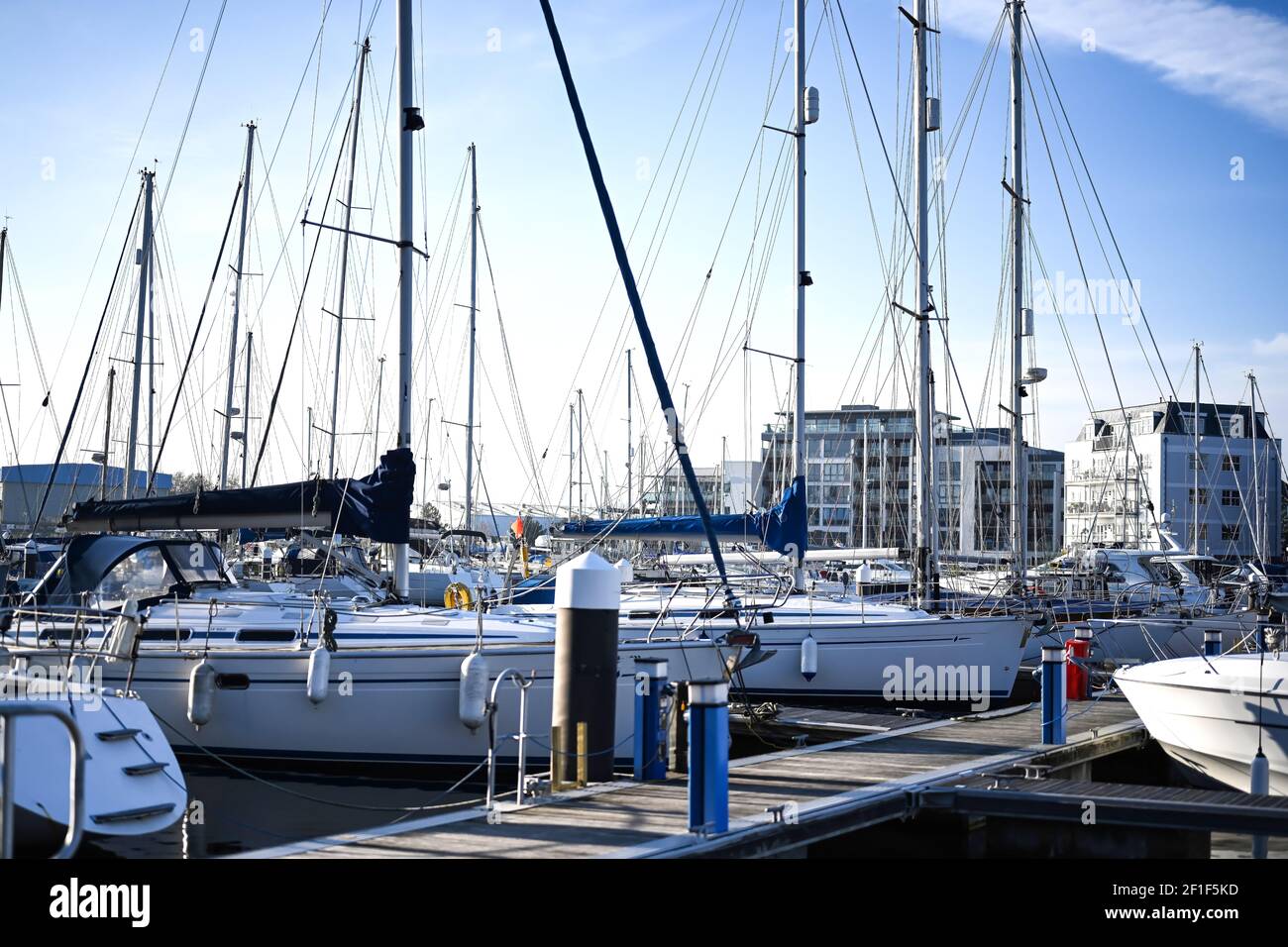 Schöne nautische Hintergrund Foto mit Yachten, Masten und Takelage Stockfoto