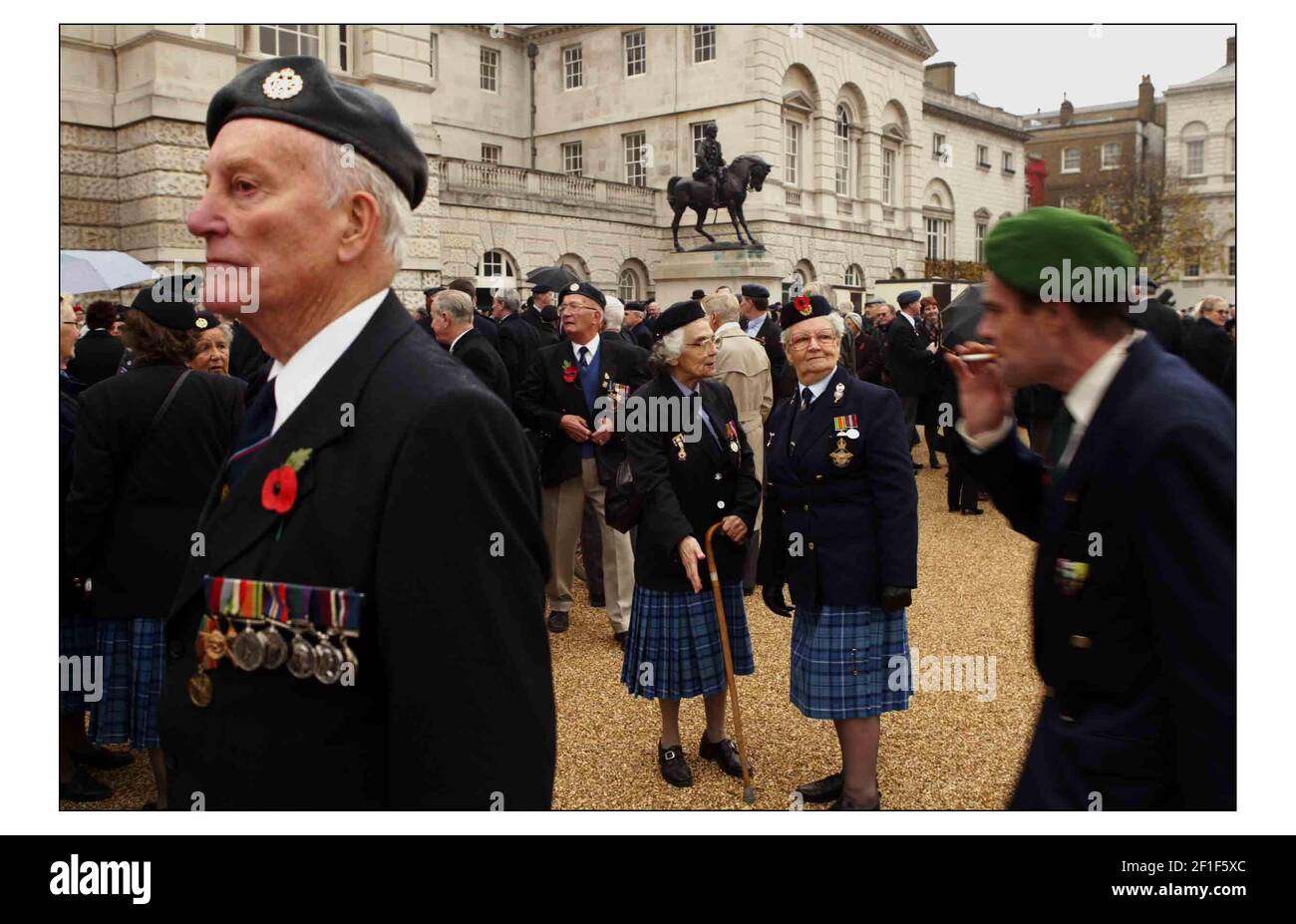 Einige der Tausenden Kriegsveteranen versammeln sich für die Erinnerungsdienst im Cenotaph in London.pic David Sandison 9/11/2003 Stockfoto